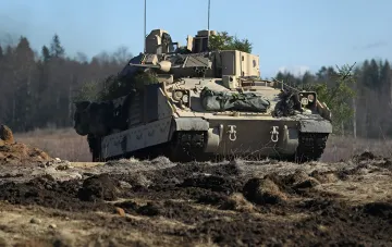 Боевая машина пехоты M2 Bradley в полевых условиях, иллюстрирующая тему поиска запчастей для украинской армии