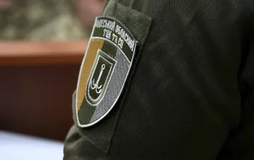 Патч Одесского областного ТЦК и СП на форме сотрудника — символ ведомства, вовлеченного в конфликт с подростком