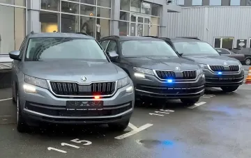 Парк спецтранспорта МВД Украины: новые Skoda Kodiaq с мигалками для жесткого контроля на дорогах