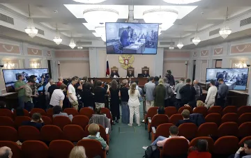 Заседание Верховного Суда РФ по делу о снятии партии «Яблоко» с выборов в Госдуму: судьи, журналисты и наблюдатели в зале суда
