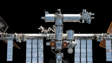 Международная космическая станция МКС на фоне космоса: вид снаружи после неудачного выхода астронавтов для восстановления связи