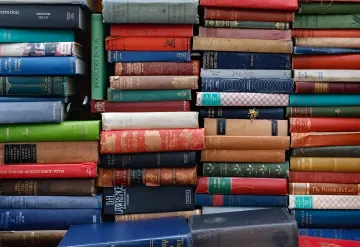 Старинные книги на полке, символизирующие уничтожение редких изданий Amazon для обучения искусственного интеллекта