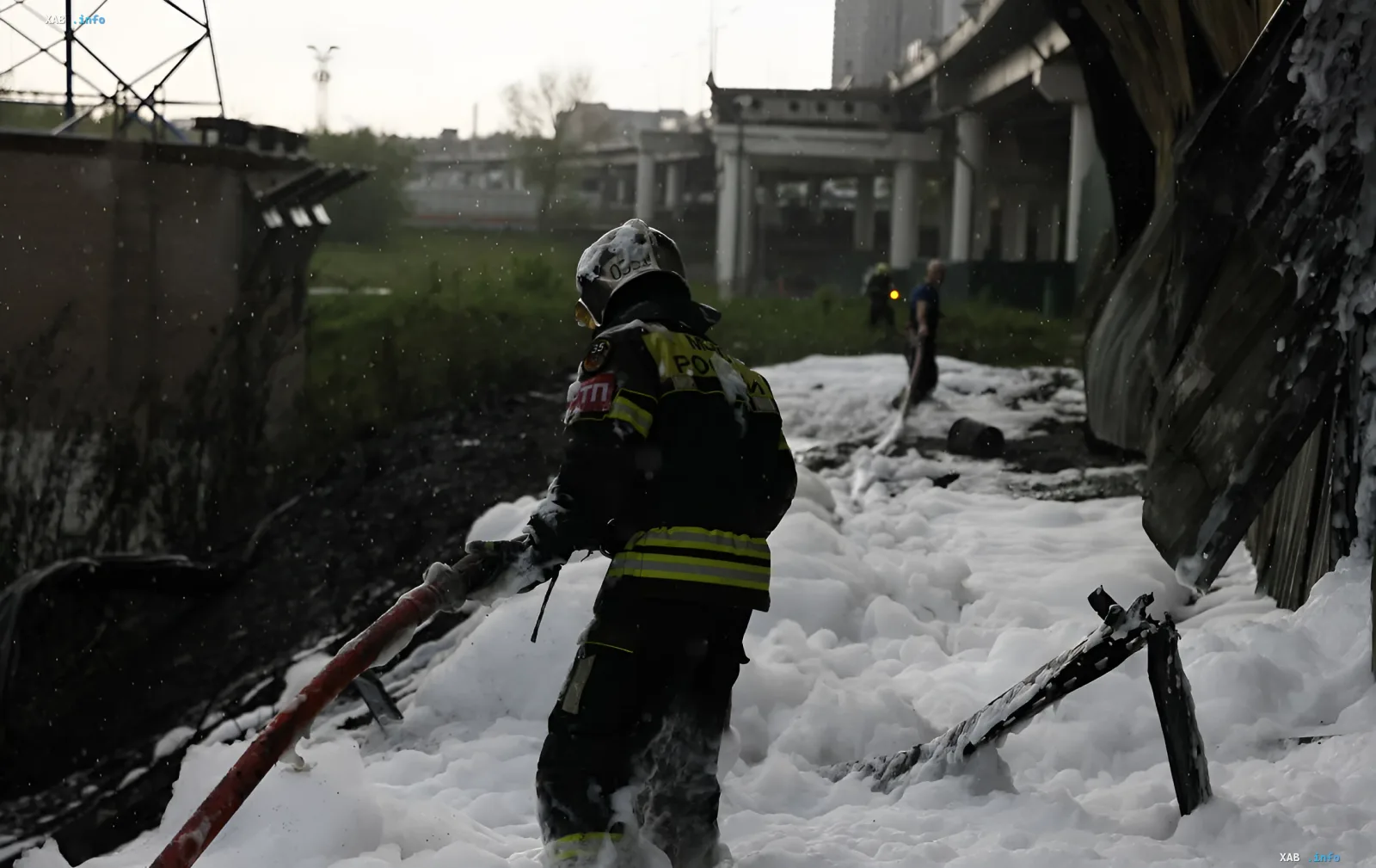 Пожежник гасить пожежу на заводі вибухівки в Дзержинську після атаки дронів