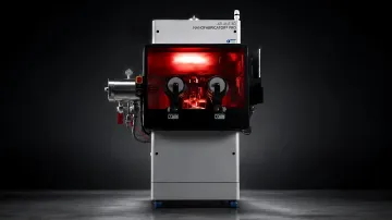 3D-принтер Atlant 3D Nanofabricator Pro с красным светом внутри, демонстрирующий технологию атомного синтеза материалов