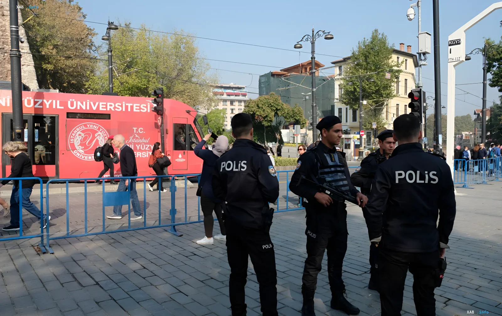 Полицейские в форме с надписью POLIS стоят на улице в Трабзоне после падения беспилотника на здание полиции