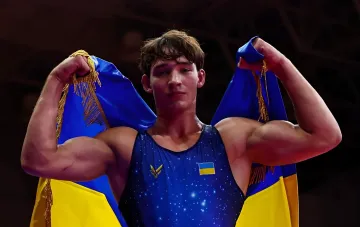 Егор Якушенко с украинским флагом на чемпионате мира U20 по борьбе
