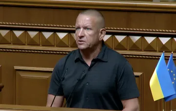 Депутат или чиновник выступает в зале заседаний с флагами Украины и ЕС на фоне, обсуждая энергетический кризис и необходимость разблокировки Червоноградской ЦОФ для спасения отопительного сезона.