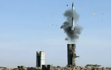 Запуск ракети ППО С-300 з пускової установки на тлі чистого неба — символ можливої військової допомоги Греції Україні