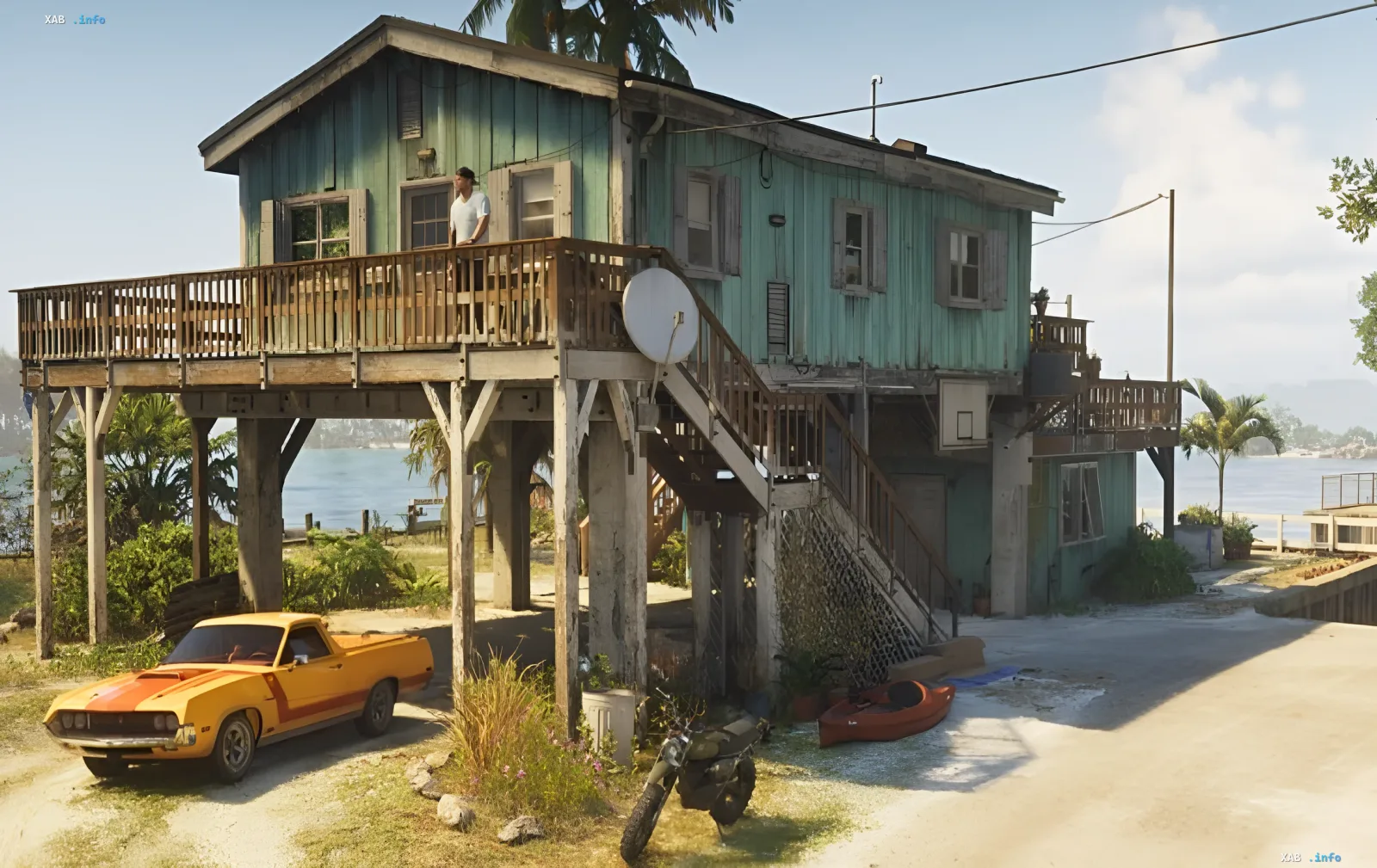 Скріншот із GTA VI: дім на стовпах у штаті Леоніда з жовтим класичним автомобілем та персонажем на балконі