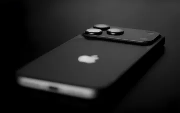Черный iPhone 18 Pro Max с тремя камерами, демонстрирующий эксклюзивную сменную диафрагму, недоступную для младшей модели