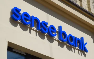 Logo von Sense Bank an der Gebäudefassade — Bank, deren Führung vom Kabinett nach einer NABU-Untersuchung suspendiert wurde
