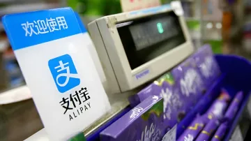 Терминал Alipay на кассе магазина в Камбодже, символизирующий запуск трансграничных QR-платежей между Китаем и Камбоджей