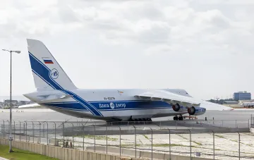 Грузовой самолет Ан-124 «Руслан» авиакомпании «Волга-Днепр» на аэродроме в Торонто, арестованный по решению канадского суда