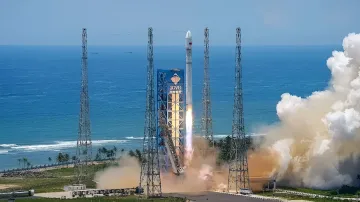 Запуск китайской ракеты-носителя с морского стартового комплекса на фоне океана