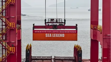 Кран в порту Нинбо поднимает контейнер Sea Legend для первого рейса через Северный морской путь, обходя Красное море