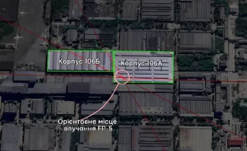 Спутниковое фото корпуса 106А РКЦ «Прогресс» с обозначением места попадания ракеты FP-5