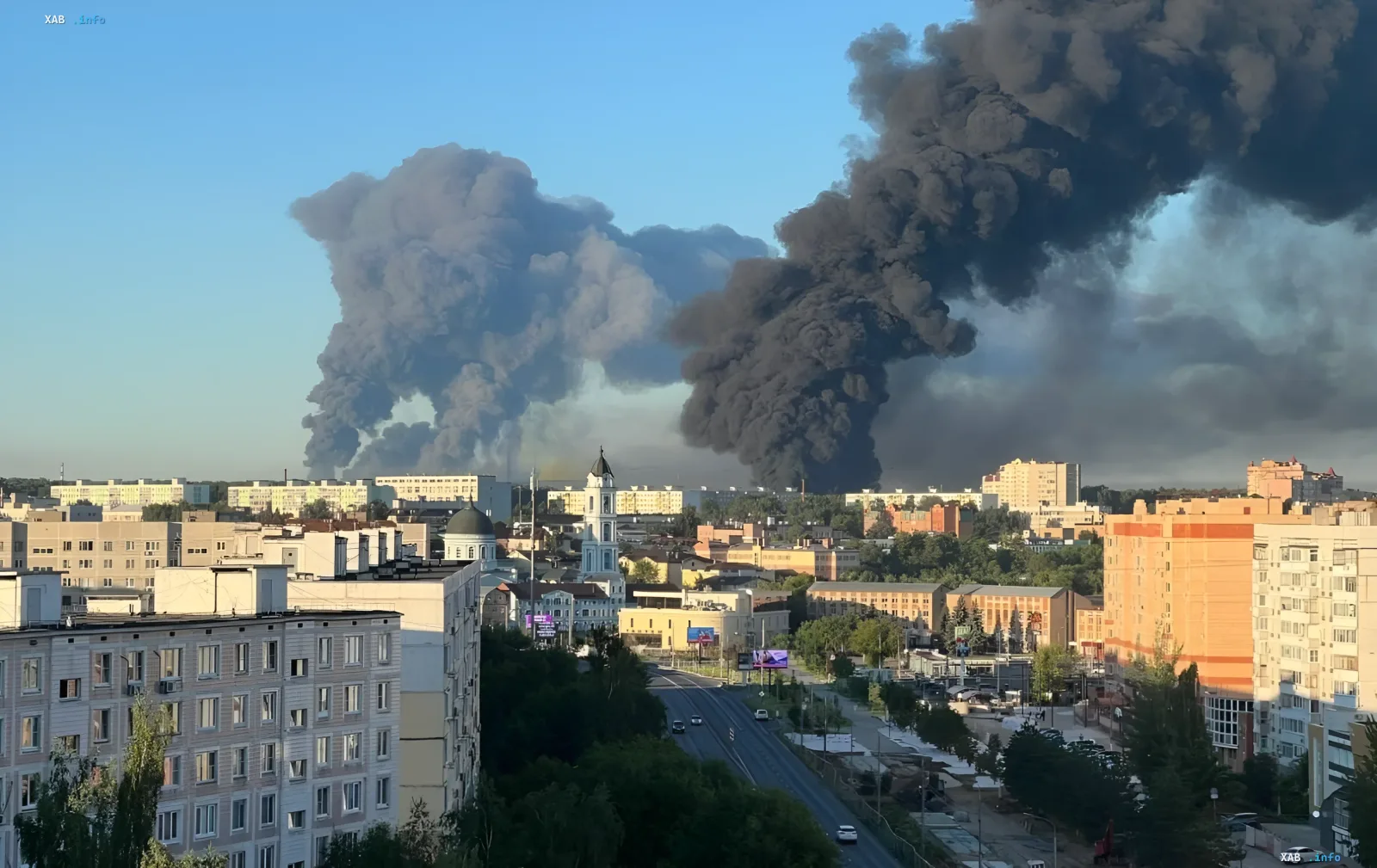 Густой черный дым от пожара на нефтеперерабатывающем заводе над городом — визуальное отражение масляного кризиса в России