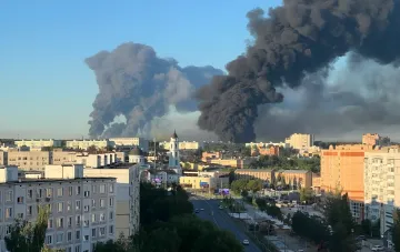Густой черный дым от пожара на нефтеперерабатывающем заводе над городом — визуальное отражение масляного кризиса в России