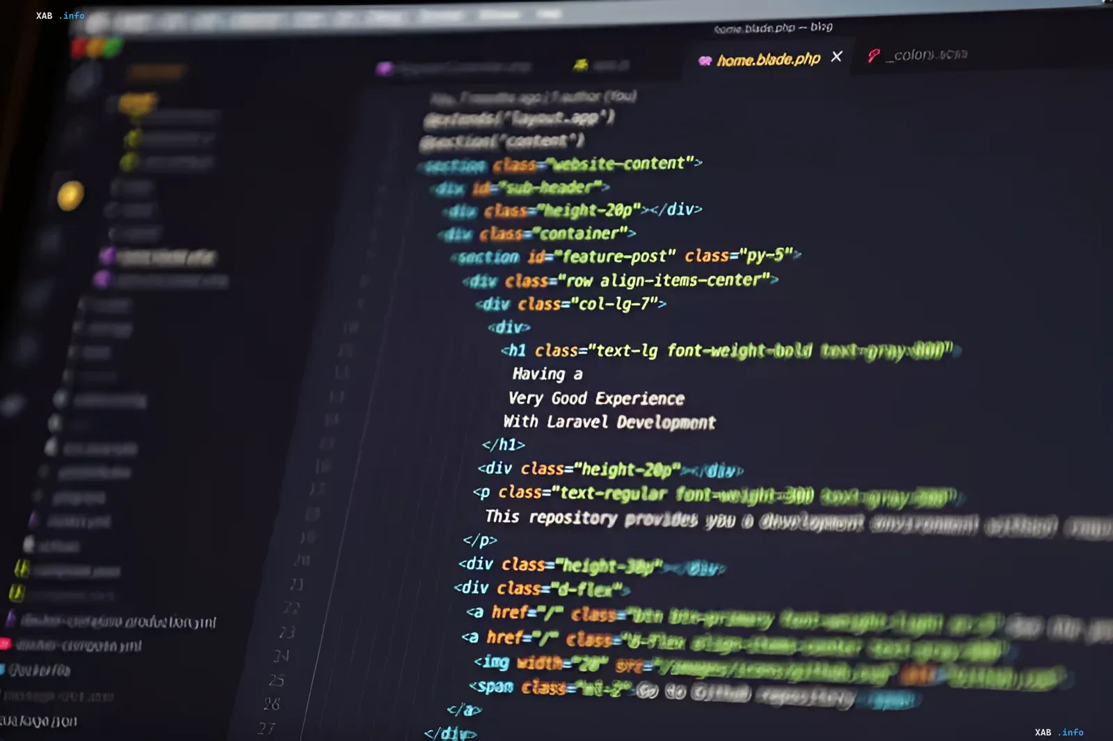 Экран редактора кода с HTML-разметкой, демонстрирующей типичные нарушения веб-стандартов — избыточные div-контейнеры и некорректные классы Bootstrap