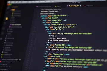 Экран редактора кода с HTML-разметкой, демонстрирующей типичные нарушения веб-стандартов — избыточные div-контейнеры и некорректные классы Bootstrap