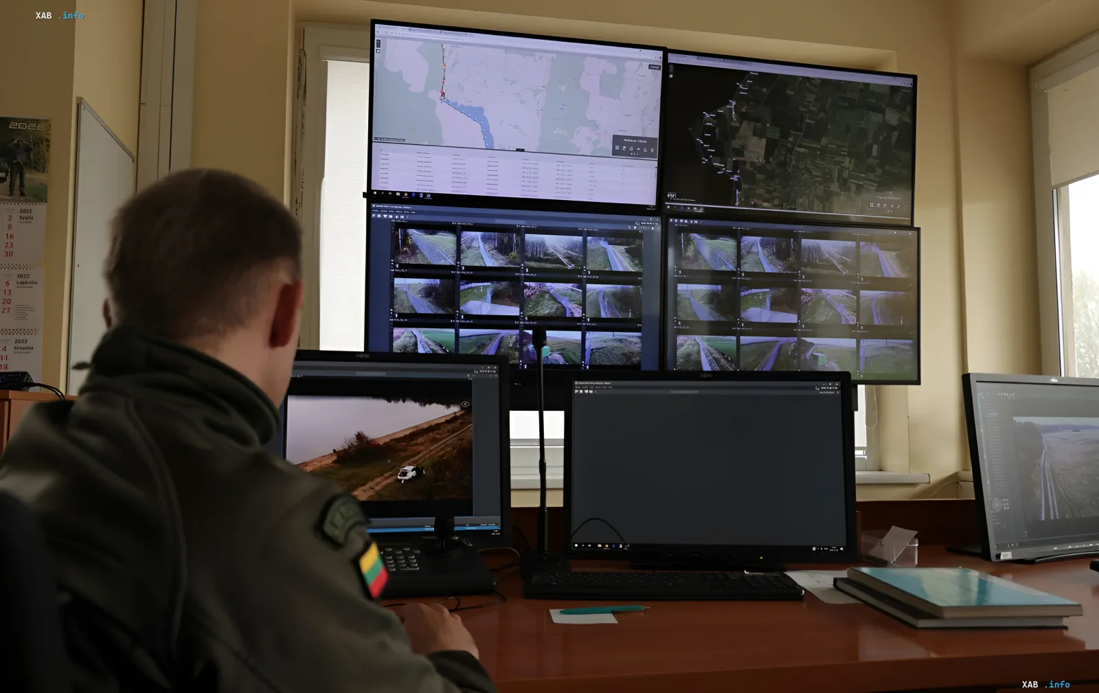 Оператор прикордонної служби Литви моніторить рух транспорту на екранах відеоспостереження, ілюструючи контроль транзиту