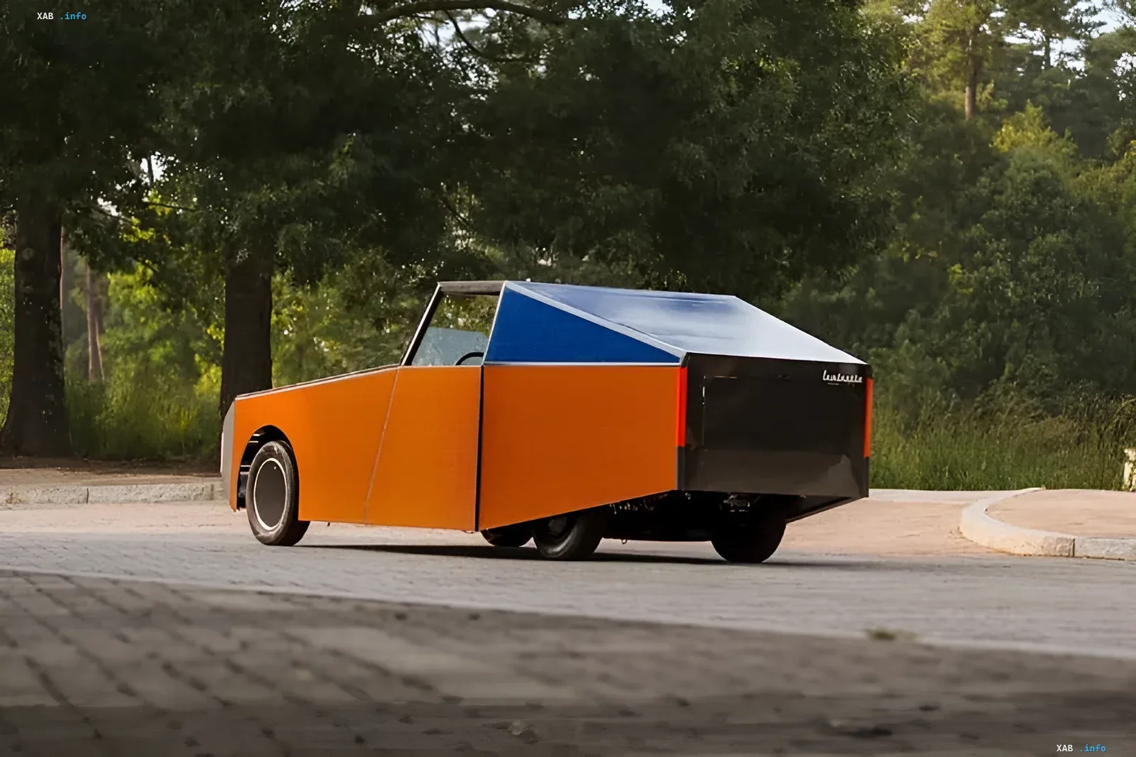 Прототип BMW Luminetta с оранжевым кузовом и синей солнечной панелью на крыше, демонстрирующий концепцию энергонезависимого автомобиля