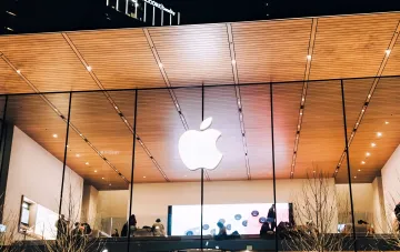 Фасад магазина Apple с логотипом, иллюстрирующий масштабный сбой iCloud и Find My