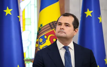 Der moldauische Ministerpräsident Dorin Toftan vor den Flaggen der EU und Moldawiens, bereit für ein Notfalltreffen nach dem Ultimatum der Landwirte