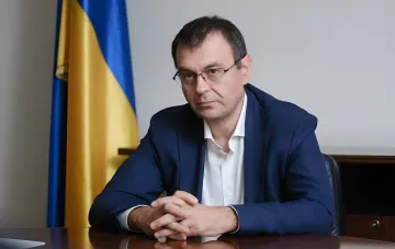 Народний депутат Олексій Гетманцев за столом з прапором України на фоні — фігурант справи про спробу захоплення «Сенс Банку» за операцією «Форест Гамп»