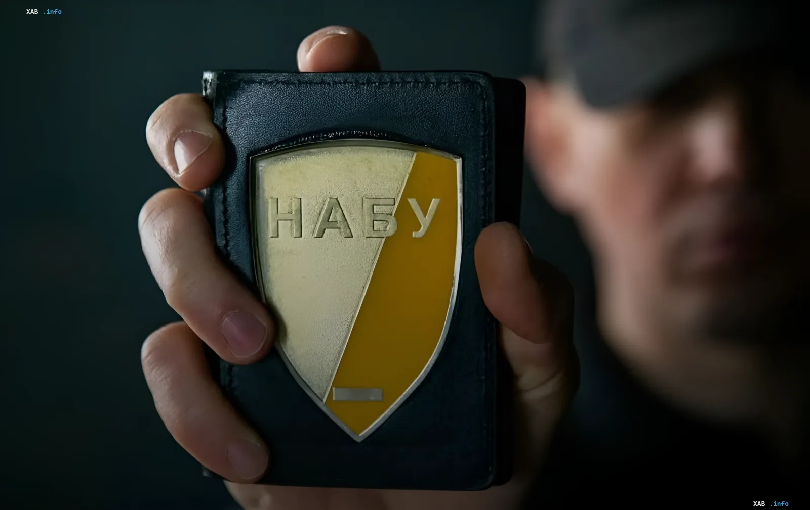 Ein NAABU-Beamter zeigt sein Dienstausweis mit dem NAABU-Emblem während der Operation 'Forrest Gump', die eine Geldwäsche-Schmiede im Wert von 150 Millionen Hrywnja im Zusammenhang mit der Kaution im Fall 'Midas' aufdeckt