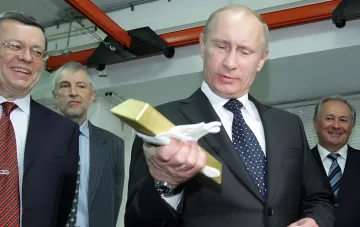 Володимир Путін оглядає золотий злиток, що символізує резерви та економічну стабільність Росії на тлі зростання цін на нафту