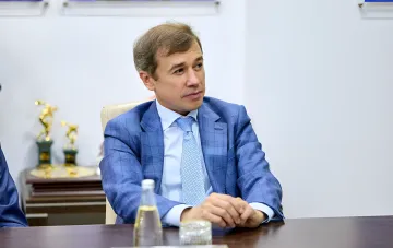 Дмитрий Ильяшев в синем костюме на заседании, обсуждающем апелляцию Украины в CAS против МОК по поводу допуска российских спортсменов