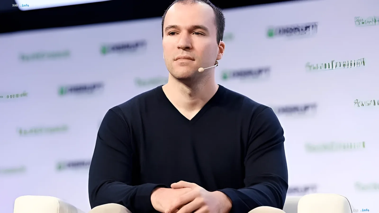 Грег Брокман, соучредитель OpenAI, на конференции с серьезным выражением лица, обсуждая риски ИИ и угрозы IPO