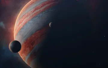 Художественная иллюстрация молодой экзопланеты с красноватыми облаками и спутниками на фоне космического рассвета, символизирующая раннее формирование планет во Вселенной