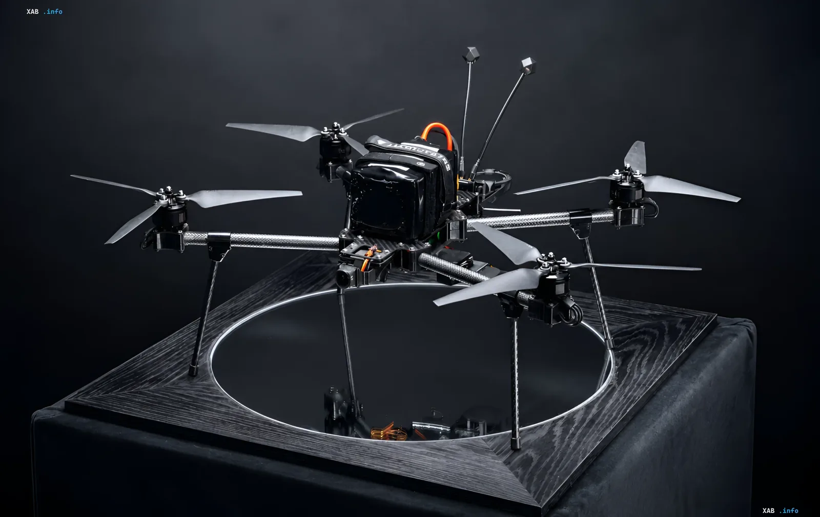Тактический дрон PG Robotics Lucky Strike-1.5 на пьедестале с грузоподъемностью до 4 кг