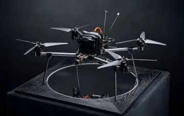 Тактический дрон PG Robotics Lucky Strike-1.5 на пьедестале с грузоподъемностью до 4 кг