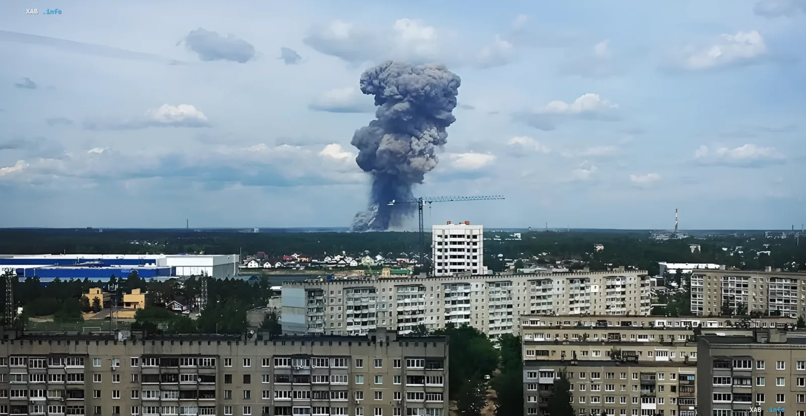 Густой черный дым поднимается над промышленной зоной Дзержинска — последствия взрыва на химзаводе, влияющего на выпуск боеприпасов