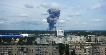 Густой черный дым поднимается над промышленной зоной Дзержинска — последствия взрыва на химзаводе, влияющего на выпуск боеприпасов