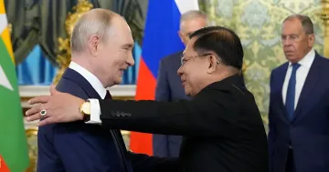 Владимир Путин и Мин Аун Хлаинг обнимаются в Кремле во время встречи 2026 года, символизируя стратегическое сближение России и Мьянмы