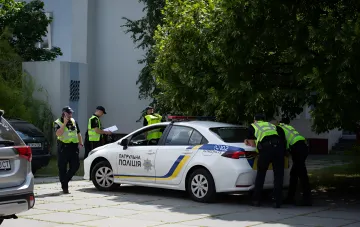 Polizei am Ort des Vorfalls mit Kindesmissbrauch in der Oblast Odessa: Streifenwagen und Beamte ermitteln bei Folterfällen im Schutzraum
