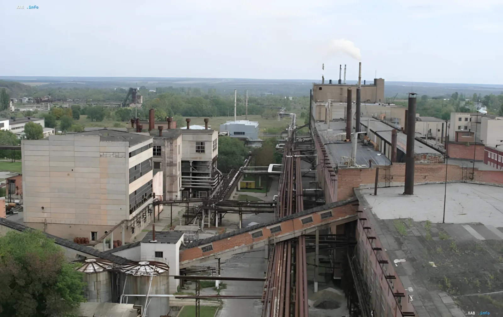 Industriekomplex VostokGOK mit Schornsteinen und Förderbändern, Symbol für vertikale Integration im ukrainischen Energiesektor