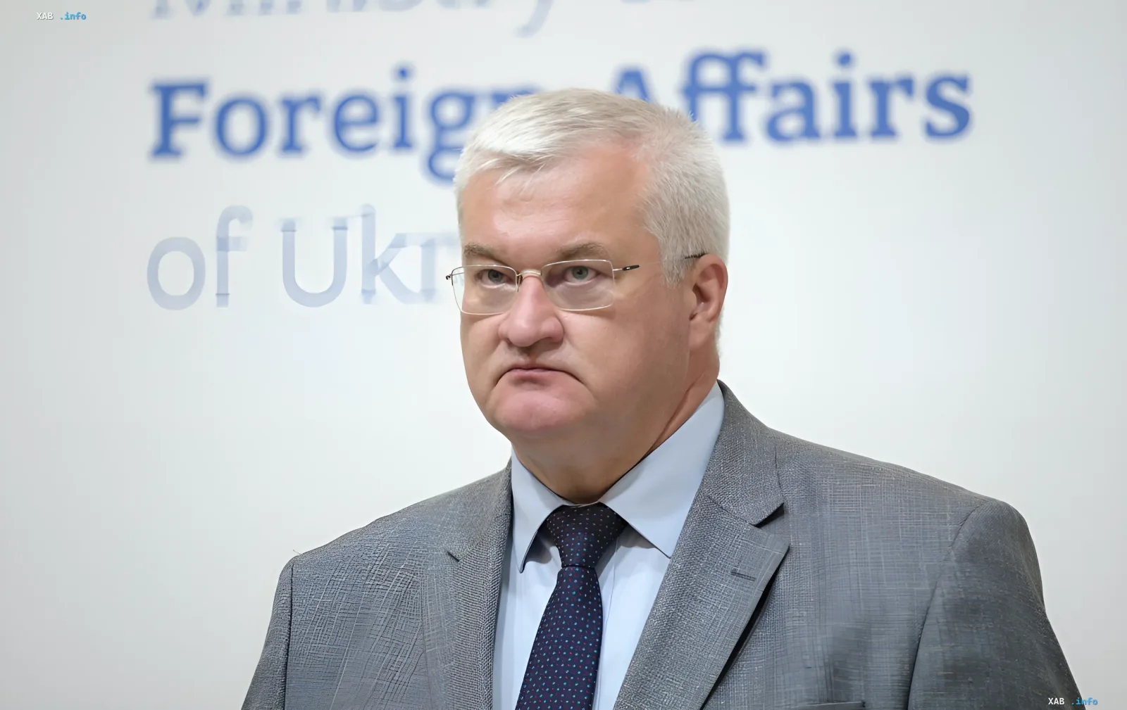 Андрій Сибіга, офіційно затверджений головою МЗС України, на фоні логотипу Міністерства закордонних справ