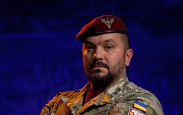 Військовослужбовець 7-го корпусу ДШВ у камуфляжній формі та береті, що обговорює тактику перехоплення реактивних дронів «Шахед»