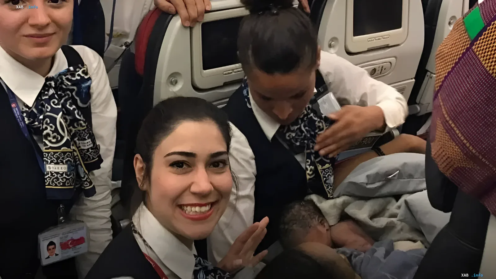Flugbegleiterinnen von Turkish Airlines mit einem neugeborenen Mädchen an Bord nach einer Geburt in 13.000 Metern Höhe auf der Strecke Conakry – Istanbul