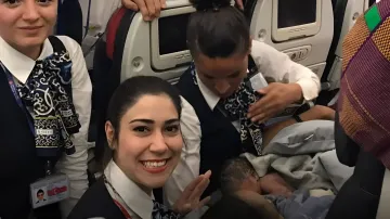 Flugbegleiterinnen von Turkish Airlines mit einem neugeborenen Mädchen an Bord nach einer Geburt in 13.000 Metern Höhe auf der Strecke Conakry – Istanbul