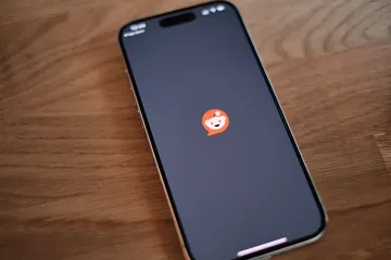 Смартфон з відкритим додатком Reddit на екрані, що демонструє запуск експерименту з перетворення текстових постів у відео та подкасти за допомогою ШІ