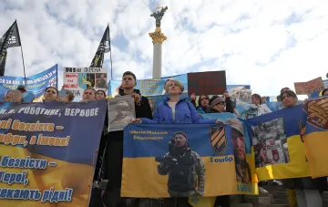 Родственники без вести пропавших украинских военных с плакатами и портретами на митинге