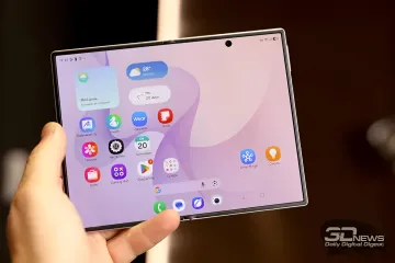Ручка держит широкий складной смартфон Samsung с открытым экраном, демонстрирующий интерфейс One UI, что иллюстрирует грядущий Galaxy Z Fold9 2027 года