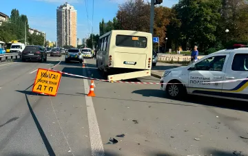 Место смертельного ДТП в Киеве: поврежденный автобус и полицейская машина на месте аварии с участием Volkswagen
