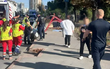 Место смертельного ДТП в Киеве: медики и полиция работают у разбитой автобусной остановки после наезда Volkswagen